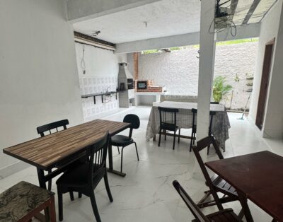 Casa em Condomínio Fechado | 2 Quartos + Área Gourmet | Vista para o Mar**